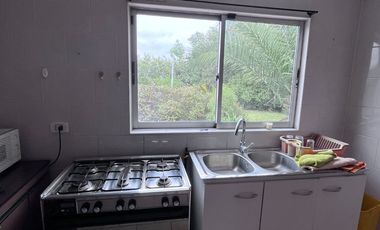 Se arrienda casa estilo canadiense en El Paico, El Monte. Ubicada en avenida principal, con excelente conectividad, a metros de Autopista del Sol y Ca