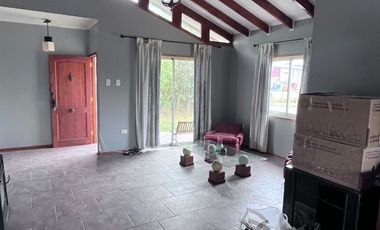 Se arrienda casa estilo canadiense en El Paico, El Monte. Ubicada en avenida principal, con excelente conectividad, a metros de Autopista del Sol y Ca