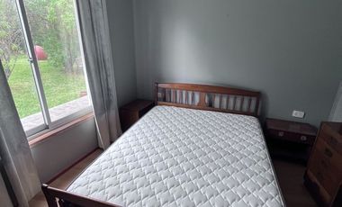 Se arrienda casa estilo canadiense en El Paico, El Monte. Ubicada en avenida principal, con excelente conectividad, a metros de Autopista del Sol y Ca