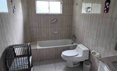 Se arrienda casa estilo canadiense en El Paico, El Monte. Ubicada en avenida principal, con excelente conectividad, a metros de Autopista del Sol y Ca