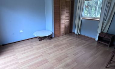 Se arrienda casa estilo canadiense en El Paico, El Monte. Ubicada en avenida principal, con excelente conectividad, a metros de Autopista del Sol y Ca