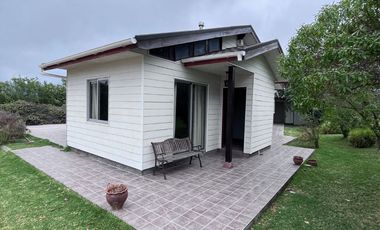 Se arrienda casa estilo canadiense en El Paico, El Monte. Ubicada en avenida principal, con excelente conectividad, a metros de Autopista del Sol y Ca