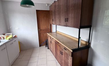 Se arrienda casa estilo canadiense en El Paico, El Monte. Ubicada en avenida principal, con excelente conectividad, a metros de Autopista del Sol y Ca