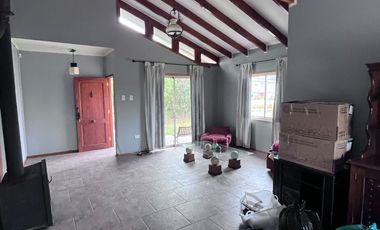 Se arrienda casa estilo canadiense en El Paico, El Monte. Ubicada en avenida principal, con excelente conectividad, a metros de Autopista del Sol y Ca