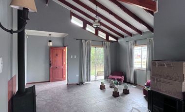 Se arrienda casa estilo canadiense en El Paico, El Monte. Ubicada en avenida principal, con excelente conectividad, a metros de Autopista del Sol y Ca