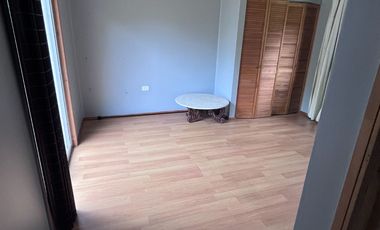 Se arrienda casa estilo canadiense en El Paico, El Monte. Ubicada en avenida principal, con excelente conectividad, a metros de Autopista del Sol y Ca