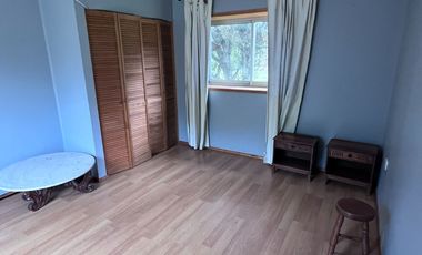 Se arrienda casa estilo canadiense en El Paico, El Monte. Ubicada en avenida principal, con excelente conectividad, a metros de Autopista del Sol y Ca