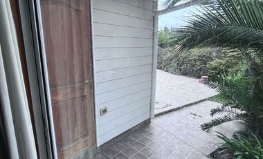 Se arrienda casa estilo canadiense en El Paico, El Monte. Ubicada en avenida principal, con excelente conectividad, a metros de Autopista del Sol y Ca