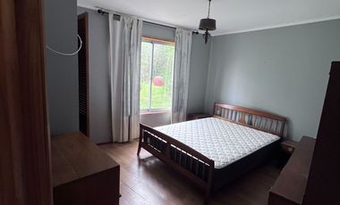 Se arrienda casa estilo canadiense en El Paico, El Monte. Ubicada en avenida principal, con excelente conectividad, a metros de Autopista del Sol y Ca