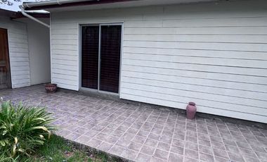 Se arrienda casa estilo canadiense en El Paico, El Monte. Ubicada en avenida principal, con excelente conectividad, a metros de Autopista del Sol y Ca