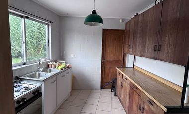 Se arrienda casa estilo canadiense en El Paico, El Monte. Ubicada en avenida principal, con excelente conectividad, a metros de Autopista del Sol y Ca