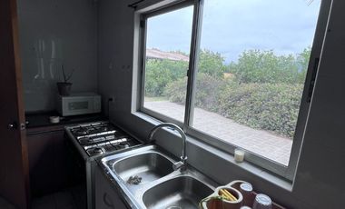 Se arrienda casa estilo canadiense en El Paico, El Monte. Ubicada en avenida principal, con excelente conectividad, a metros de Autopista del Sol y Ca