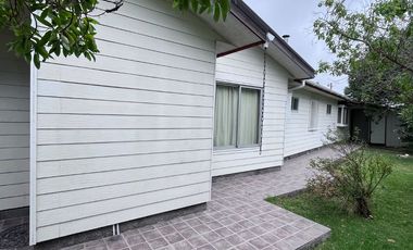 Se arrienda casa estilo canadiense en El Paico, El Monte. Ubicada en avenida principal, con excelente conectividad, a metros de Autopista del Sol y Ca