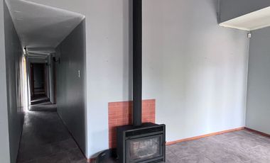 Se arrienda casa estilo canadiense en El Paico, El Monte. Ubicada en avenida principal, con excelente conectividad, a metros de Autopista del Sol y Ca