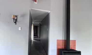 Se arrienda casa estilo canadiense en El Paico, El Monte. Ubicada en avenida principal, con excelente conectividad, a metros de Autopista del Sol y Ca