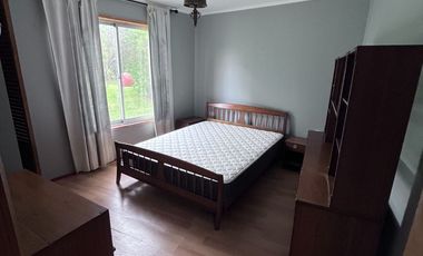 Se arrienda casa estilo canadiense en El Paico, El Monte. Ubicada en avenida principal, con excelente conectividad, a metros de Autopista del Sol y Ca