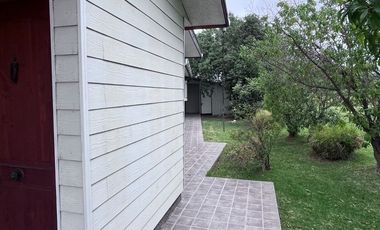 Se arrienda casa estilo canadiense en El Paico, El Monte. Ubicada en avenida principal, con excelente conectividad, a metros de Autopista del Sol y Ca