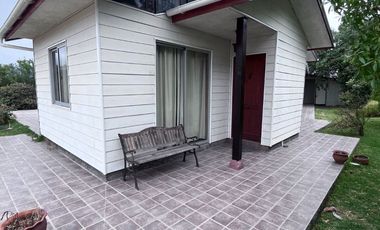 Se arrienda casa estilo canadiense en El Paico, El Monte. Ubicada en avenida principal, con excelente conectividad, a metros de Autopista del Sol y Ca