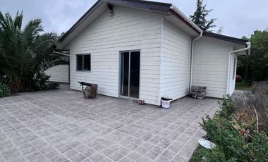 Se arrienda casa estilo canadiense en El Paico, El Monte. Ubicada en avenida principal, con excelente conectividad, a metros de Autopista del Sol y Ca