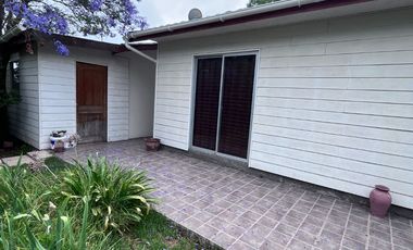 Se arrienda casa estilo canadiense en El Paico, El Monte. Ubicada en avenida principal, con excelente conectividad, a metros de Autopista del Sol y Ca