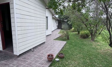 Se arrienda casa estilo canadiense en El Paico, El Monte. Ubicada en avenida principal, con excelente conectividad, a metros de Autopista del Sol y Ca