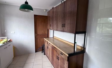 Se arrienda casa estilo canadiense en El Paico, El Monte. Ubicada en avenida principal, con excelente conectividad, a metros de Autopista del Sol y Ca