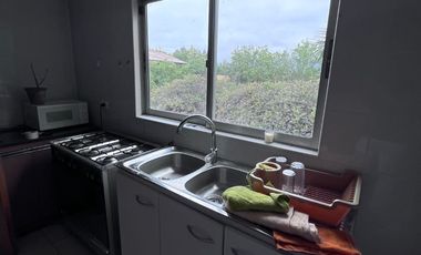 Se arrienda casa estilo canadiense en El Paico, El Monte. Ubicada en avenida principal, con excelente conectividad, a metros de Autopista del Sol y Ca