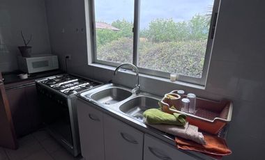 Se arrienda casa estilo canadiense en El Paico, El Monte. Ubicada en avenida principal, con excelente conectividad, a metros de Autopista del Sol y Ca