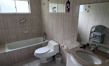 Se arrienda casa estilo canadiense en El Paico, El Monte. Ubicada en avenida principal, con excelente conectividad, a metros de Autopista del Sol y Ca