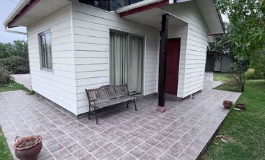 Se arrienda casa estilo canadiense en El Paico, El Monte. Ubicada en avenida principal, con excelente conectividad, a metros de Autopista del Sol y Ca