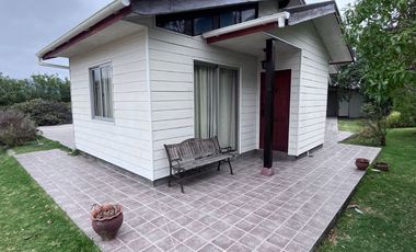 Se arrienda casa estilo canadiense en El Paico, El Monte. Ubicada en avenida principal, con excelente conectividad, a metros de Autopista del Sol y Ca