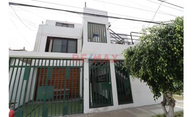 Venta De Casa De 2 Pisos + Nivel De Servicio En Urbanización Los Cipreses – Cercado De Lima