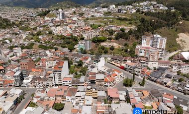 En venta propiedad en el centro de Loja sector la Pileta a pocos pasos del Parque central