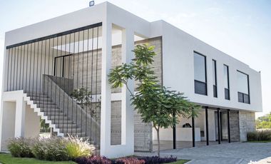 Amplia Casa Nueva en Zapopan: Seguridad y Espacio para tu Familia