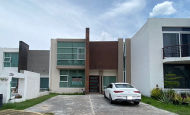 CASA EN RENTA EN LOMAS DE GRAN JARDIN 3 RECAMARAS CON BAÑO CADA UNA , DOBLE TERRAZA Y GRAN JARDIN