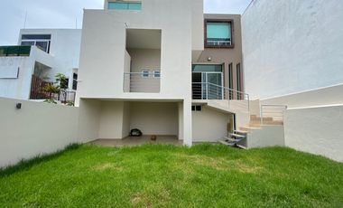 CASA EN RENTA EN LOMAS DE GRAN JARDIN 3 RECAMARAS CON BAÑO CADA UNA , DOBLE TERRAZA Y GRAN JARDIN