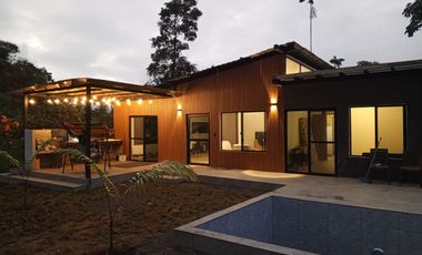 VENDO CASA AMOBLADA CON PISCINA EN URB. OASIS, PEDRO VICENTE MALDONADO, ECUADOR