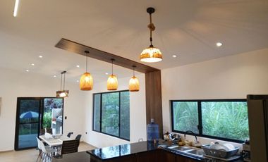 VENDO CASA AMOBLADA CON PISCINA EN URB. OASIS, PEDRO VICENTE MALDONADO, ECUADOR