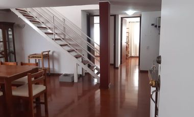 ARRIENDO DEPARTAMENTO DÚPLEX AMOBLADO, 2 DORMITORIOS, BALCÓN, URB. EL CONDADO