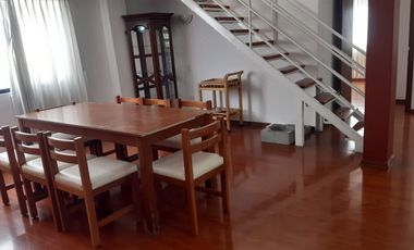 ARRIENDO DEPARTAMENTO DÚPLEX AMOBLADO, 2 DORMITORIOS, BALCÓN, URB. EL CONDADO