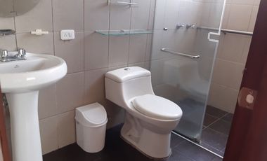 ARRIENDO DEPARTAMENTO DÚPLEX AMOBLADO, 2 DORMITORIOS, BALCÓN, URB. EL CONDADO