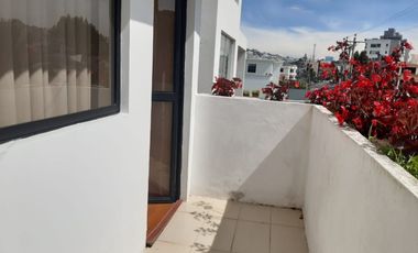 ARRIENDO DEPARTAMENTO DÚPLEX AMOBLADO, 2 DORMITORIOS, BALCÓN, URB. EL CONDADO