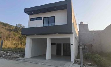 Casa en venta Frac Colinas Universitaria cerca de plaza cristal y libramiento sur