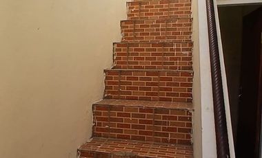 Disewakan Rumah 2 Lantai Siap Huni Lokasi Strategis di Batununggal Bandung