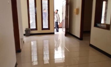 Disewakan Rumah 2 Lantai Siap Huni Lokasi Strategis di Batununggal Bandung