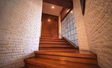 673 sqm Corner House & Lot for Sale in Dasmariñas Village