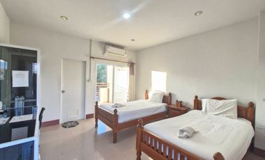 95439 - ขายด่วน โรงแรม 3 ชั้น 1 อาคาร รวม บ้าน 2 ชั้น 1 หลัง + บ้าน 1 ชั้น 1 หลัง พร้อมที่ดิน ( ขายยกแปลง)