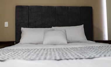 Casa de 3 dormitorios mas suite en el tercer piso con acceso independiente en el centro de Baños 2 parqueaderos