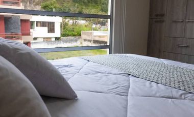 Casa de 3 dormitorios mas suite en el tercer piso con acceso independiente en el centro de Baños 2 parqueaderos