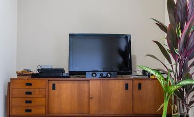 Casa de 3 dormitorios mas suite en el tercer piso con acceso independiente en el centro de Baños 2 parqueaderos